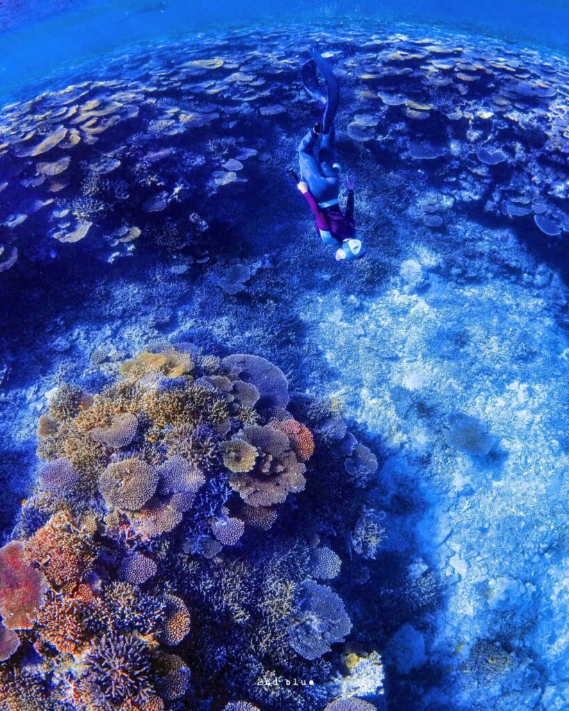 una donna che fa snorkeling a Yonehara Beach